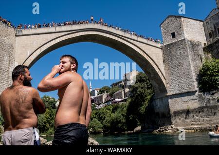 August 18, 2019, Bihac, Bosanska Krajina, Bosnien: Mostar ist auf der Neretva und ist die fünftgrößte Stadt der Bosnien und Herzegowina ist das administrative Zentrum der Herzegovina-Neretva Kanton.. Die Bevölkerung besteht aus Kroaten (48,4%); Bosniaken (44,1 %) und Serben (4,1%) und verfügt über die größte Bevölkerung der Kroaten in Bosnien und Herzegowina.. Nach über 20 Jahre nach dem Ende des Balkankrieges, Mostar, heute ist ein wichtiges Reiseziel in Bosnien und Herzegovin aus der ganzen Welt. (Bild: © Matteo Trevisan/ZUMA Draht) Stockfoto