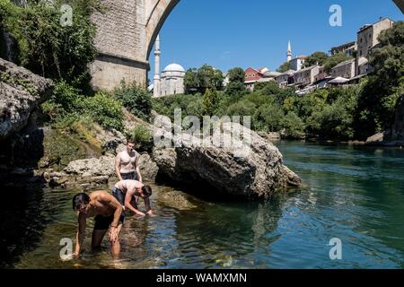 August 18, 2019, Bihac, Bosanska Krajina, Bosnien: Mostar ist auf der Neretva und ist die fünftgrößte Stadt der Bosnien und Herzegowina ist das administrative Zentrum der Herzegovina-Neretva Kanton.. Die Bevölkerung besteht aus Kroaten (48,4%); Bosniaken (44,1 %) und Serben (4,1%) und verfügt über die größte Bevölkerung der Kroaten in Bosnien und Herzegowina.. Nach über 20 Jahre nach dem Ende des Balkankrieges, Mostar, heute ist ein wichtiges Reiseziel in Bosnien und Herzegovin aus der ganzen Welt. (Bild: © Matteo Trevisan/ZUMA Draht) Stockfoto