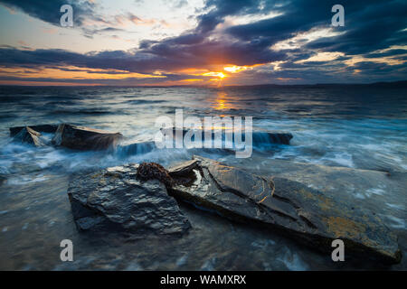 Schönen August Sonnenuntergang am Oslofjord, in Nes auf der Insel Jeløy, Moos Kommune, Østfold, Norwegen. Stockfoto