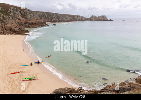 Kajaks auf Porth Curno Strand in Cornwall, England, Großbritannien. Stockfoto