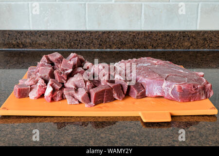 Ein schönes Stück Rindfleisch mager ist in Stücke in der Küche geschnitten ein Fleischgericht vorzubereiten Stockfoto