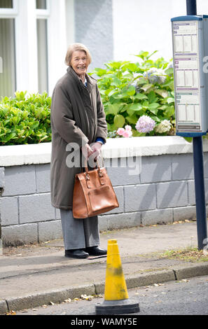 Johnstone, Renfrewshire, Schottland, 21. August 2019. Oscar Gewinner Glenda Jackson am Set der Dreharbeiten Elizabeth fehlt eine einmalige BBC Drama. In ihrem ersten auf dem Bildschirm Rolle für 25 Jahre Jackson spielt Maud eine Demenz leidenden. Quelle: Chris McNulty/Alamy leben Nachrichten Stockfoto