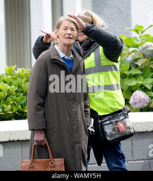 Johnstone, Renfrewshire, Schottland, 21. August 2019. Oscar Gewinner Glenda Jackson am Set der Dreharbeiten Elizabeth fehlt eine einmalige BBC Drama. In ihrem ersten auf dem Bildschirm Rolle für 25 Jahre Jackson spielt Maud eine Demenz leidenden. Quelle: Chris McNulty/Alamy leben Nachrichten Stockfoto