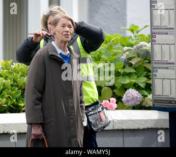 Johnstone, Renfrewshire, Schottland, 21. August 2019. Oscar Gewinner Glenda Jackson am Set der Dreharbeiten Elizabeth fehlt eine einmalige BBC Drama. In ihrem ersten auf dem Bildschirm Rolle für 25 Jahre Jackson spielt Maud eine Demenz leidenden. Quelle: Chris McNulty/Alamy leben Nachrichten Stockfoto