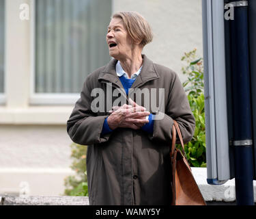 Johnstone, Renfrewshire, Schottland, 21. August 2019. Oscar Gewinner Glenda Jackson am Set der Dreharbeiten Elizabeth fehlt eine einmalige BBC Drama. In ihrem ersten auf dem Bildschirm Rolle für 25 Jahre Jackson spielt Maud eine Demenz leidenden. Quelle: Chris McNulty/Alamy leben Nachrichten Stockfoto