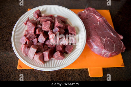 Ein schönes Stück Rindfleisch mager ist in Stücke in der Küche geschnitten ein Fleischgericht vorzubereiten Stockfoto