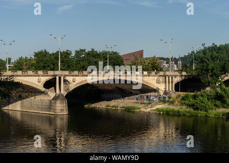 Hlavka Brücke in Prag ist Teil der wichtigen Verkehr Kommunikation durch die Innenstadt von Karlin, Holesovice entfernt. (CTK Photo/Vaclav Z Stockfoto