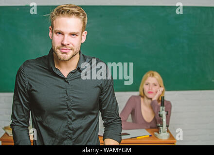 Mit Wissen Besessen Lehrer Von Ihren Traumen Stattliche Lehrer Schule Und Hochschule Bildung Erfolgreich Absolvierte Jugend Mentoring Mann Gut Gepflegten Attraktiven Lehrer Vor Der Klasse Stockfotografie Alamy