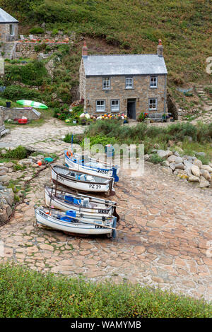 Fischerboote und Stone Cottage an Penberth Cove in Cornwall, England, Großbritannien Stockfoto