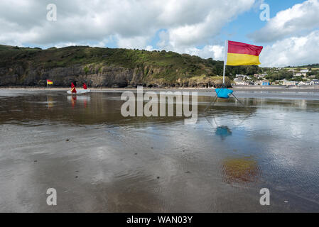 Rettungsschwimmer Position heraus in Richtung Meer in Pendine, Wales UK Stockfoto