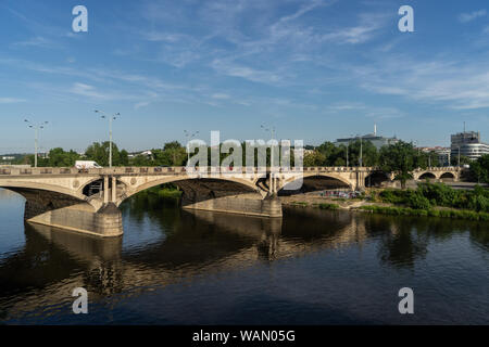 Hlavka Brücke in Prag ist Teil der wichtigen Verkehr Kommunikation durch die Innenstadt von Karlin, Holesovice entfernt. (CTK Photo/Vaclav Z Stockfoto