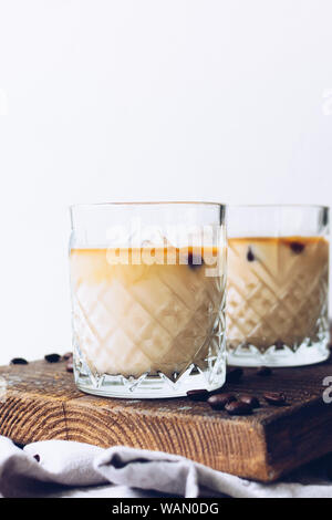 Kaffee Espresso mit Milch Eiswürfel im Glas auf weißem Hintergrund mit kopieren. Kalten Sommer trinken. Stockfoto