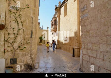 Mdina Rabat/Touristen zu Fuß durch die engen Straßen und Gassen malta Stockfoto