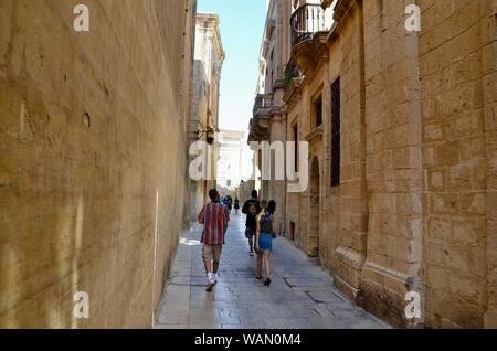 Mdina Rabat/Touristen zu Fuß durch die engen Straßen und Gassen malta Stockfoto