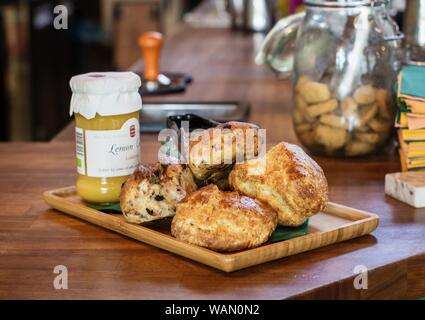 Nahaufnahme eines Sodabrotes in der Nähe einer Zitronenmarmelade auf Ein Holztablett mit unscharfem Hintergrund Stockfoto