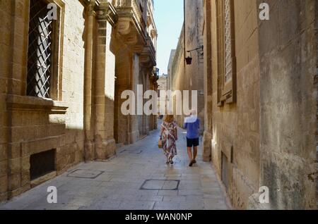 Mdina Rabat/Touristen zu Fuß durch die engen Straßen und Gassen malta Stockfoto