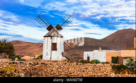 Traditionelle Windmühle in La Oliva, Fuerteventura, Kanaren, Spanien. Stockfoto