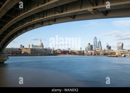 London, Großbritannien. 20. August 2019. St. Paul's Cathedral und die City von London von der South Bank gesehen, unter Blackfriars Bridge. Credit: Stephen Chung/Alamy Stockfoto