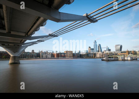 London, Großbritannien. 20. August 2019. Die City von London von der South Bank gesehen, unterhalb der Millennium Bridge. Credit: Stephen Chung/Alamy Stockfoto