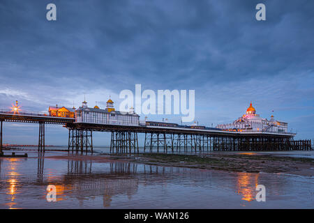 Eastbourne Pier ist ein Badeort, der Pleasure Pier in Eastbourne, East Sussex, an der Südküste von England. Stockfoto