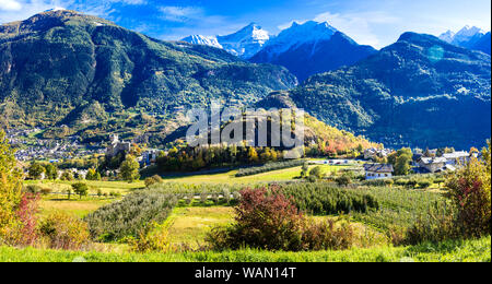 Beeindruckenden Alpen Berge Landschaft, schöne Tal der Burgen und Weinberge - Valle d'Aosta in Norditalien Stockfoto