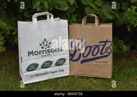 Papier tragetaschen Kommen in die High Street. Morrisons verkaufen dieses Papier Tragetasche für 20 s. Stiefel Papier-tragetaschen ist 7 s. Stockfoto