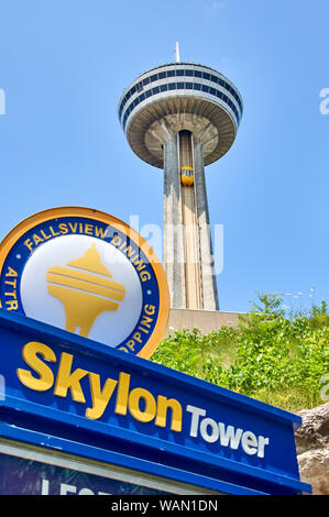 NIAGARA FALLS, Kanada - 25. JULI 2019: Skylon Tower auf Sommertag an den Niagara Fällen, an. Der Skylon Tower ist ein Aussichtsturm mit herrlichem Ausblick Stockfoto