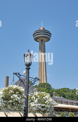 NIAGARA FALLS, Kanada - 25. JULI 2019: Skylon Tower auf Sommertag an den Niagara Fällen, an. Der Skylon Tower ist ein Aussichtsturm mit herrlichem Ausblick Stockfoto