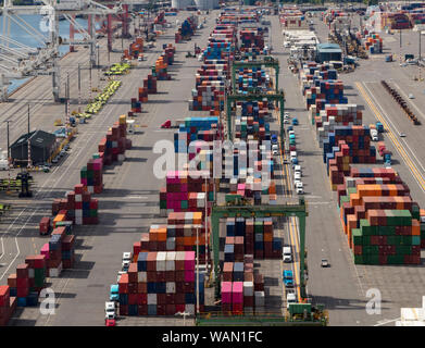 Luftaufnahme von Containern auf Harbour Island, Seattle, Washington, USA gestapelt Stockfoto