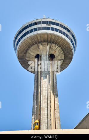 NIAGARA FALLS, Kanada - 25. JULI 2019: Skylon Tower auf Sommertag an den Niagara Fällen, an. Der Skylon Tower ist ein Aussichtsturm mit herrlichem Ausblick Stockfoto
