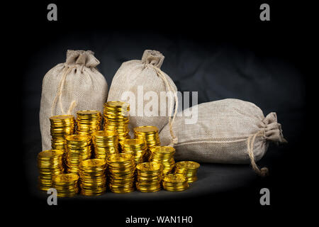 Stapeln Goldmünze Schatz bei schwarzen Hintergrund Stapel Stockfoto