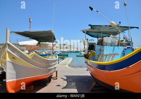 Die Besatzung eines Fischerbootes für Ihren Tag auf marsaxlokk Malta Meer vorbereiten Stockfoto