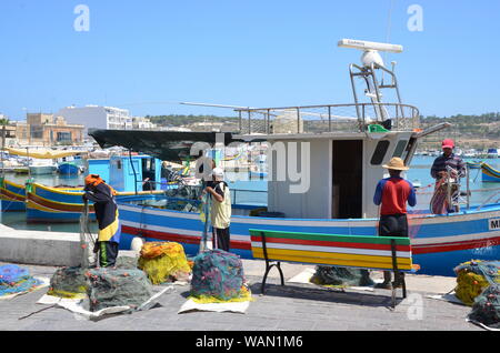 Die Besatzung eines Fischerbootes für Ihren Tag auf marsaxlokk Malta Meer vorbereiten Stockfoto