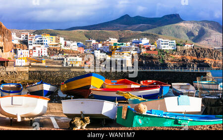 Traditionelle Puerto de Sardina Dorf, mit Booten, bunte Häuser und Berge, Gran Canaria, Spanien. Stockfoto