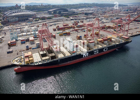 Luftbild des Containerschiffes MSC Asowschen Valetta, Malta im Industriegebiet von SoDo, Seattle, Washington State, USA Stockfoto