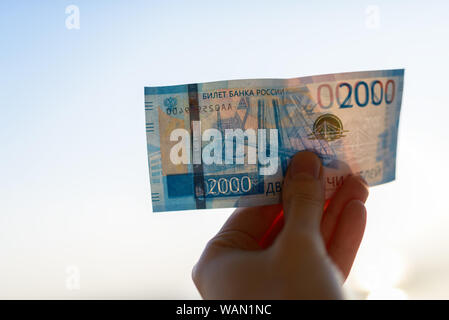 Neue Russische 2000 Rubel in die Hand. Stockfoto