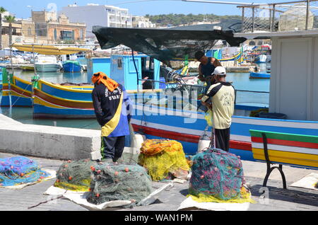 Die Besatzung eines Fischerbootes für Ihren Tag auf marsaxlokk Malta Meer vorbereiten Stockfoto