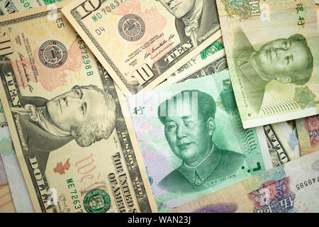 US Dollar stack und Chinesische Yuan Scheine auf den Tisch. Das Konzept der Handelskrieg zwischen den USA und China Stockfoto