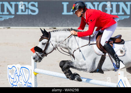 Rotterdam, Niederlande. 21 Aug, 2019. Europameisterschaften, Reitsport, Springreiten, individuelle und Team Qualifikation: Der Reiter Christian Ahlmann aus Deutschland auf dem Pferd Clintrexo springt über ein Hindernis. Credit: Rolf Vennenbernd/dpa/Alamy leben Nachrichten Stockfoto