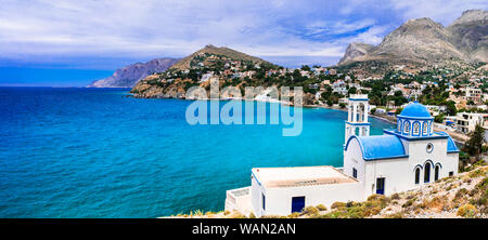 Beeindruckende Kloster, das Meer und die Berge auf der Insel Kalymnos, Griechenland. Stockfoto