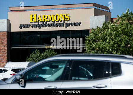 Ein logo Zeichen außerhalb eines Harmons retail Grocery Store Lage in Lehi, Utah am 30. Juli 2019. Stockfoto