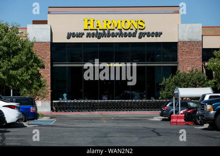 Ein logo Zeichen außerhalb eines Harmons retail Grocery Store Lage in Lehi, Utah am 30. Juli 2019. Stockfoto