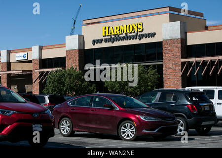 Ein logo Zeichen außerhalb eines Harmons retail Grocery Store Lage in Lehi, Utah am 30. Juli 2019. Stockfoto