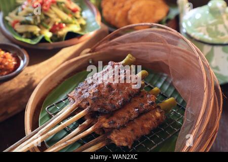 Sate Ayam Japit. Gegrillte Spice-beschichtete chicken Chunks in Bambus Clips. Stockfoto