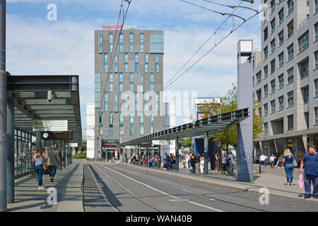 Mannheim, Deutschland - Juli 2019: Menschen bei Big Bus- und die Cable Car Station vor centrail Bahnhof warten Stockfoto