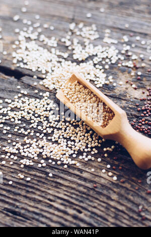 Weiß Quinoa Körner auf Holz- Hintergrund. Gesundes Essen. Ansicht von oben. Stockfoto