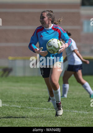 Mädchen Fußball Aktion mit Timberlake vs Lake City High School in Coeur d'Alene, Idaho. Stockfoto