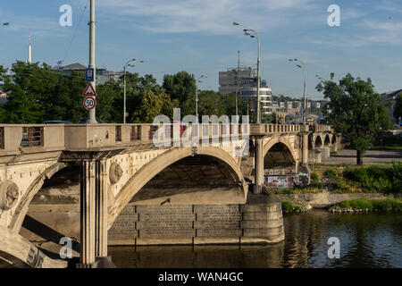 Hlavka Brücke in Prag ist Teil der wichtigen Verkehr Kommunikation durch die Innenstadt von Karlin, Holesovice entfernt. (CTK Photo/Vaclav Z Stockfoto