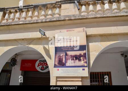 Ein Zeichen zum Gedenken an die Kofinanzierung der Erhaltung von Rabat Zentrum durch die Europäische Union Stockfoto