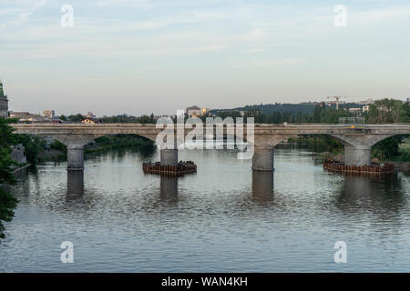 Der negrelli Viadukt in Prag wird rekonstruiert. Der Viadukt ist eine zweite älteste Brücke und auch die älteste Eisenbahnbrücke über den Fluss Vlt Stockfoto